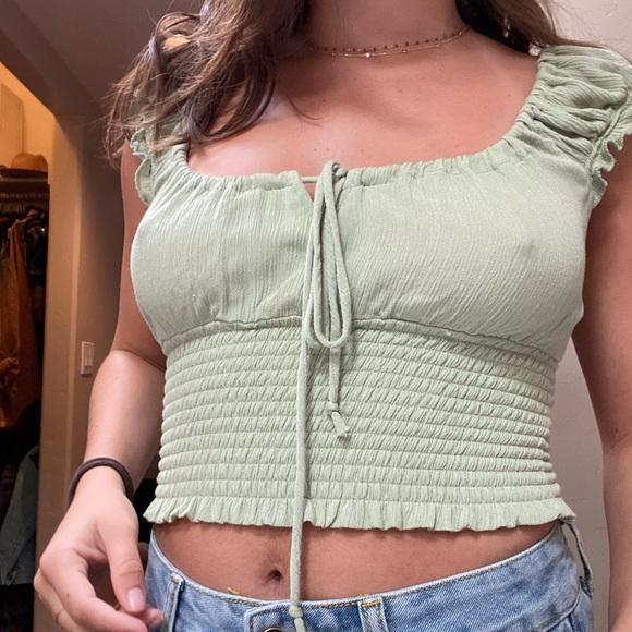 Green top! With tie front - Picture 2 of 3